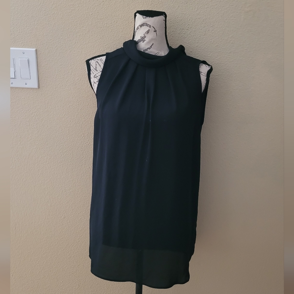Who What Wear Black Sleeveless Top missing button